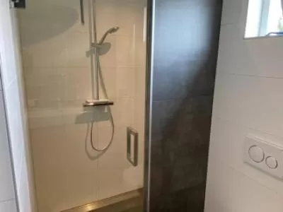 Kleine maar complete badkamer Andelst